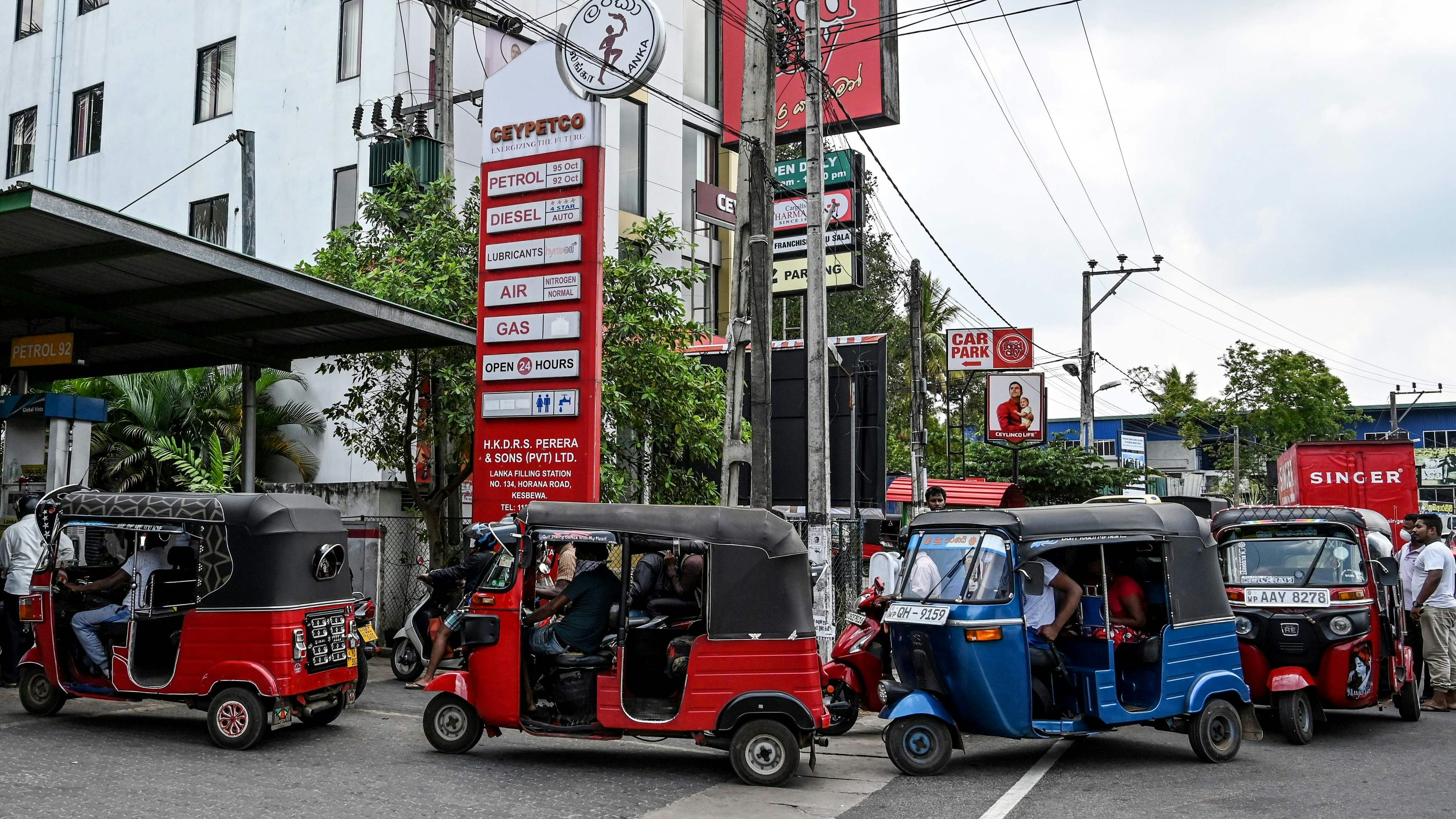 Download von www.picturedesk.com am 28.06.2022 (18:11).  Auto-rickshaw drivers line up at a gas station, after the authorities announced a week-end curfew in the country as a preventive measure against the spread of the COVID-19 novel coronavirus, in Colombo on March 20, 2020. (Photo by LAKRUWAN WANNIARACHCHI / AFP) - 20200320_PD1246 - Rechteinfo: Rights Managed (RM) Nur für redaktionelle Nutzung! Werbliche Nutzung erfordert Freigabe: bitte schicken Sie uns eine Anfrage.