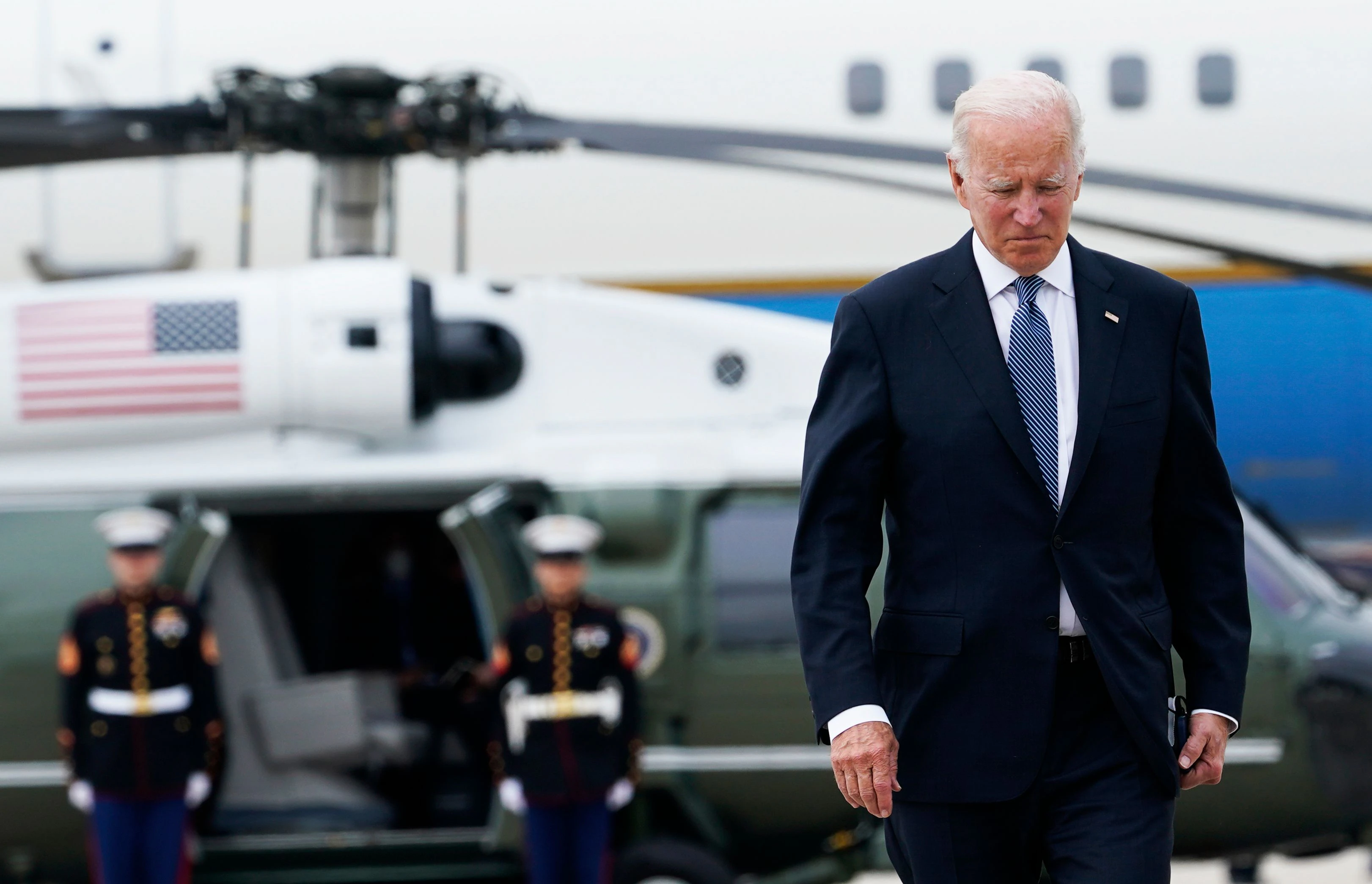 Download von www.picturedesk.com am 28.06.2022 (13:02).  U.S. President Joe Biden walks on the tarmac next to Air Force One at Munich International Airport in Munich, Germany, Tuesday, June 28, 2022. Biden is departing Germany after having attended the Group of Seven summit and is on his way to Spain to attend a NATO summit. (AP Photo/Susan Walsh) - 20220628_PD3420 - Rechteinfo: Rights Managed (RM)