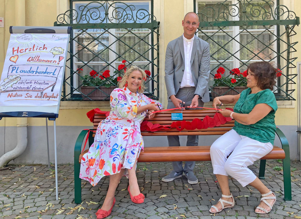 Segnung des neuen Plauderbankerls am Platz vor der alten Feuerwehr. Pfarrer Adolf Valenta mit Roswitha Zieger (l.) und der Projektverantwortlichen Ursula Walter.