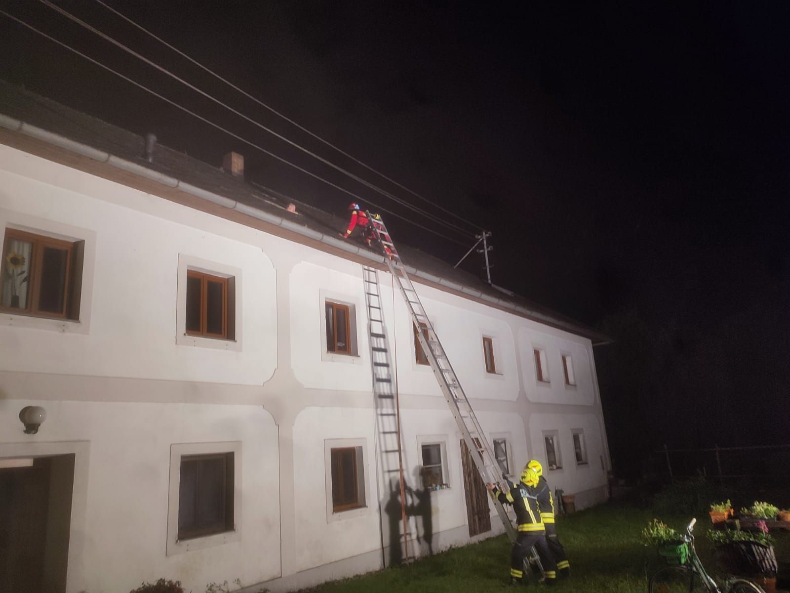 Freiwillige Feuerwehr Schweinbach im Einsatz beim Kamineinsturz auf dem Vierkanthof.