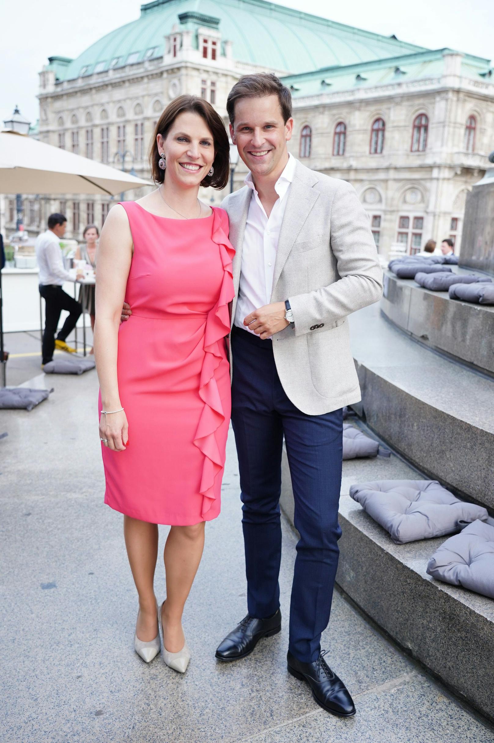 Am Dienstag in der Wiener Albertina das Sommerfest der Raiffeisen OÖ statt. Mit von der Partie: Europaministerin Karoline Edtstadler mit neuer Flamme Marton Matura.