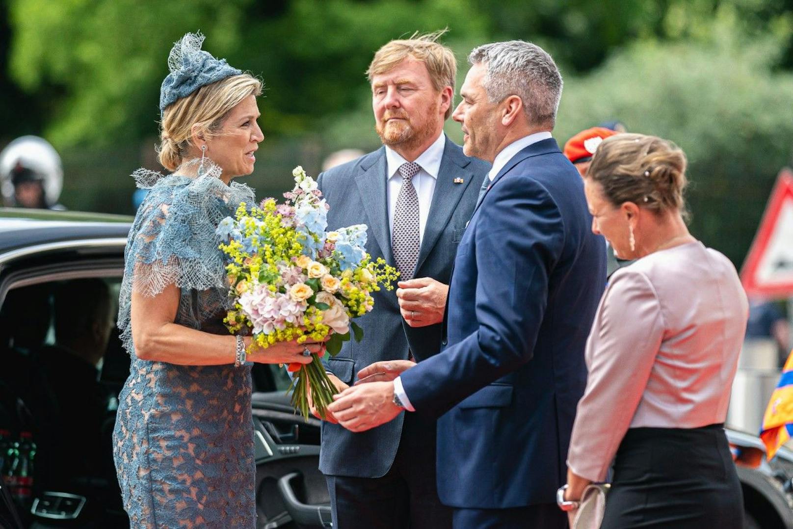 Am Dienstag empfing Bundeskanzler Karl Nehammer zusammen mit Gattin Katharina (re.) das niederländische Königspaar Willem Alexander und Maxima.