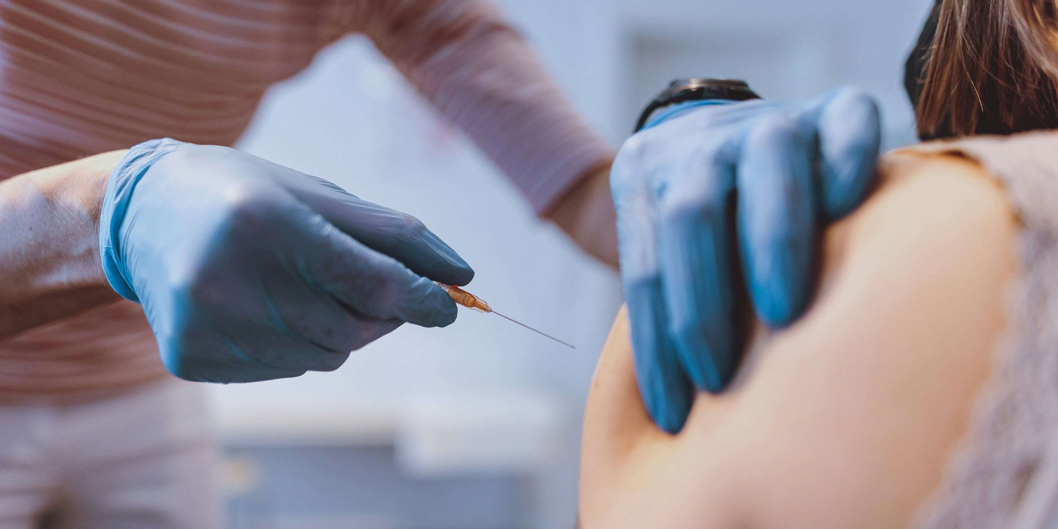 Eine oberösterreichische Ärztin muss ihre Praxis wegen gewaltbereiten Corona-Maßnahmengegnern schließen.