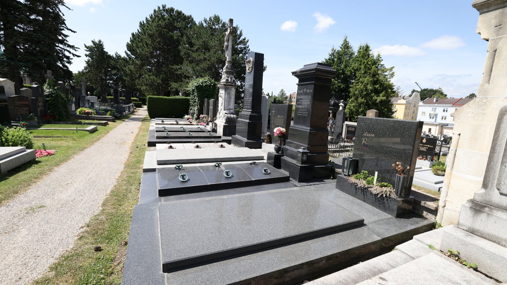 Frau besucht Friedhof und wird brutal attackiert