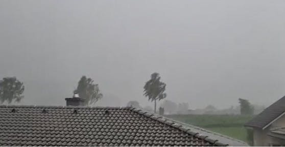 In Oberösterreich peitschte am Dienstag der Wind und Starkregen über das Land. 