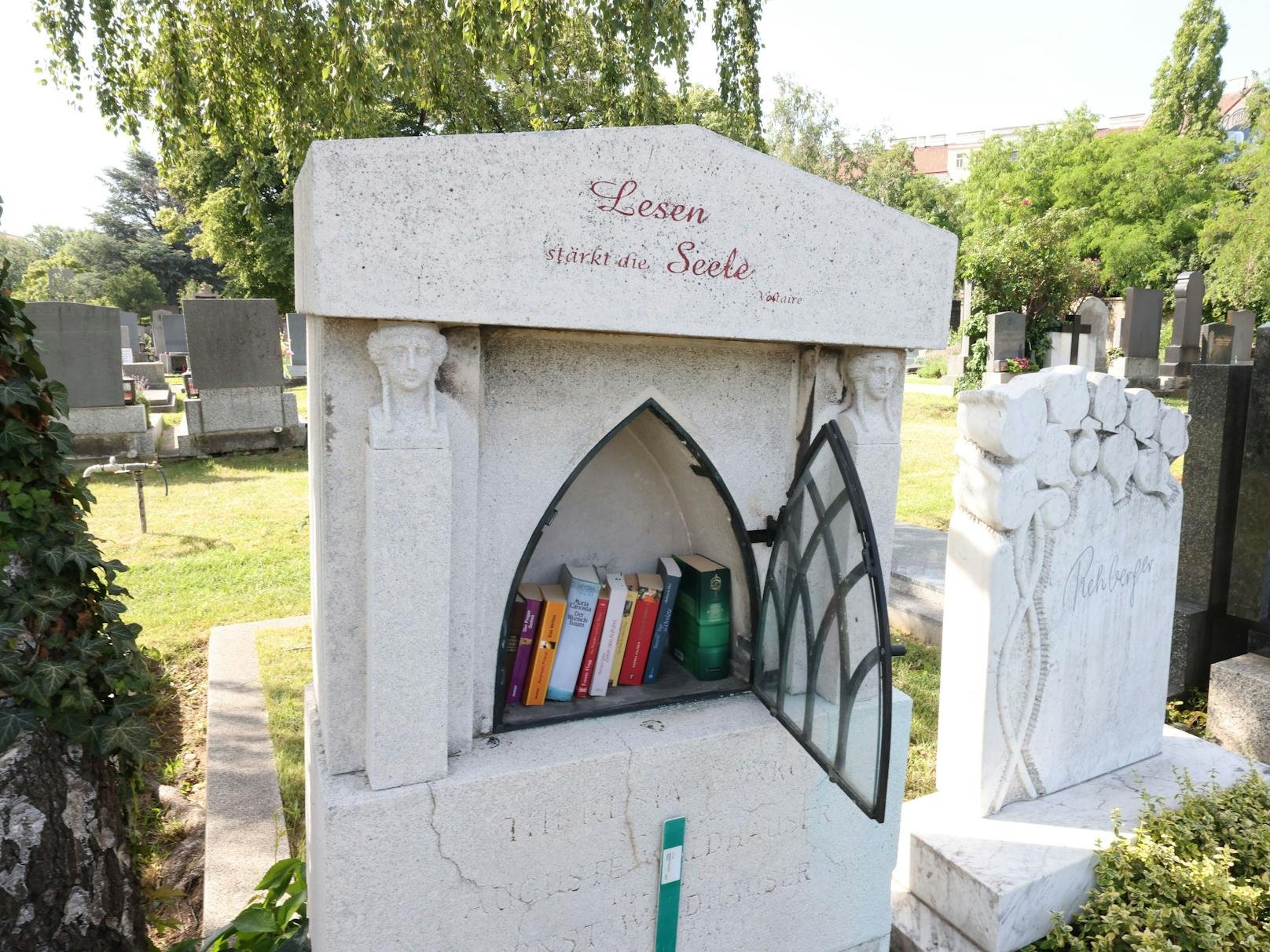 Wo sonst Urnen beigesetzt sind, warten Bücher darauf gelesen zu werden.