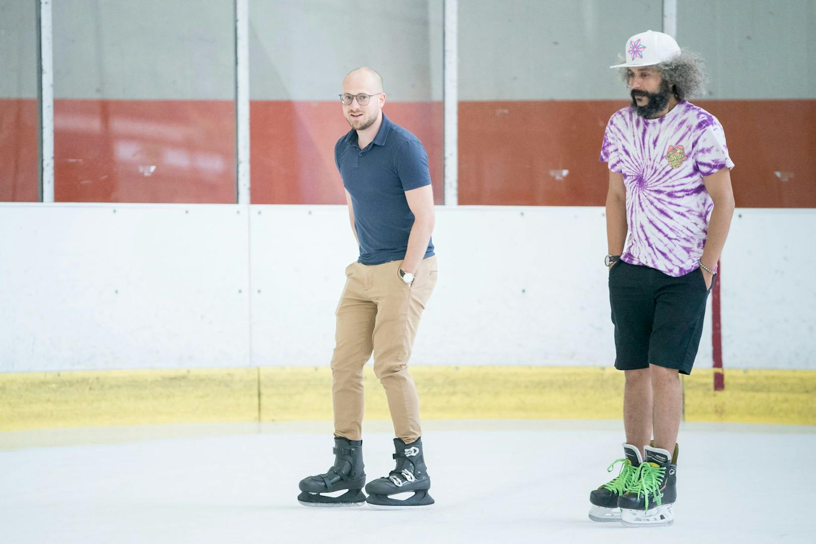 "Heute"-Reporter Tomsits fuhr gemeinsam mit Wintersportfan Mo (r.)&nbsp; auf der Fläche.