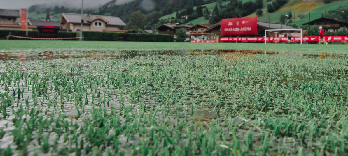 Der Trainingsplatz in Bramberg steht unter Wasser