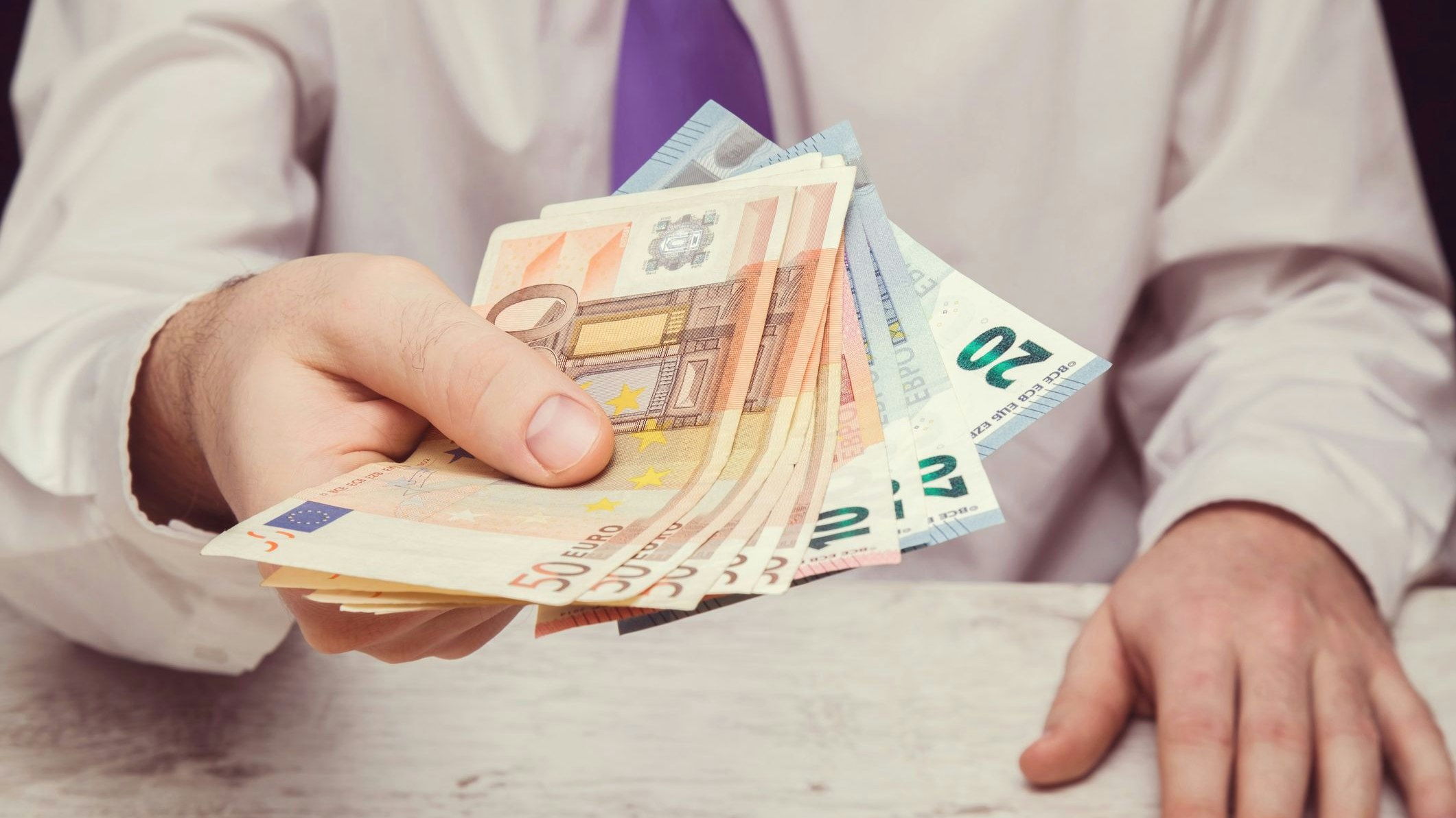 Österreichs Bürger erhalten jetzt Geld-Boni von der Regierung. Teilweise werden sie direkt aufs Konto überwiesen.