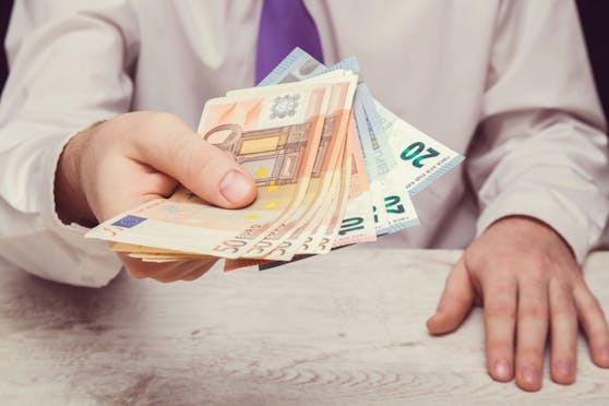 Österreichs Bürger erhalten jetzt Geld-Boni von der Regierung. Teilweise werden sie direkt aufs Konto überwiesen.