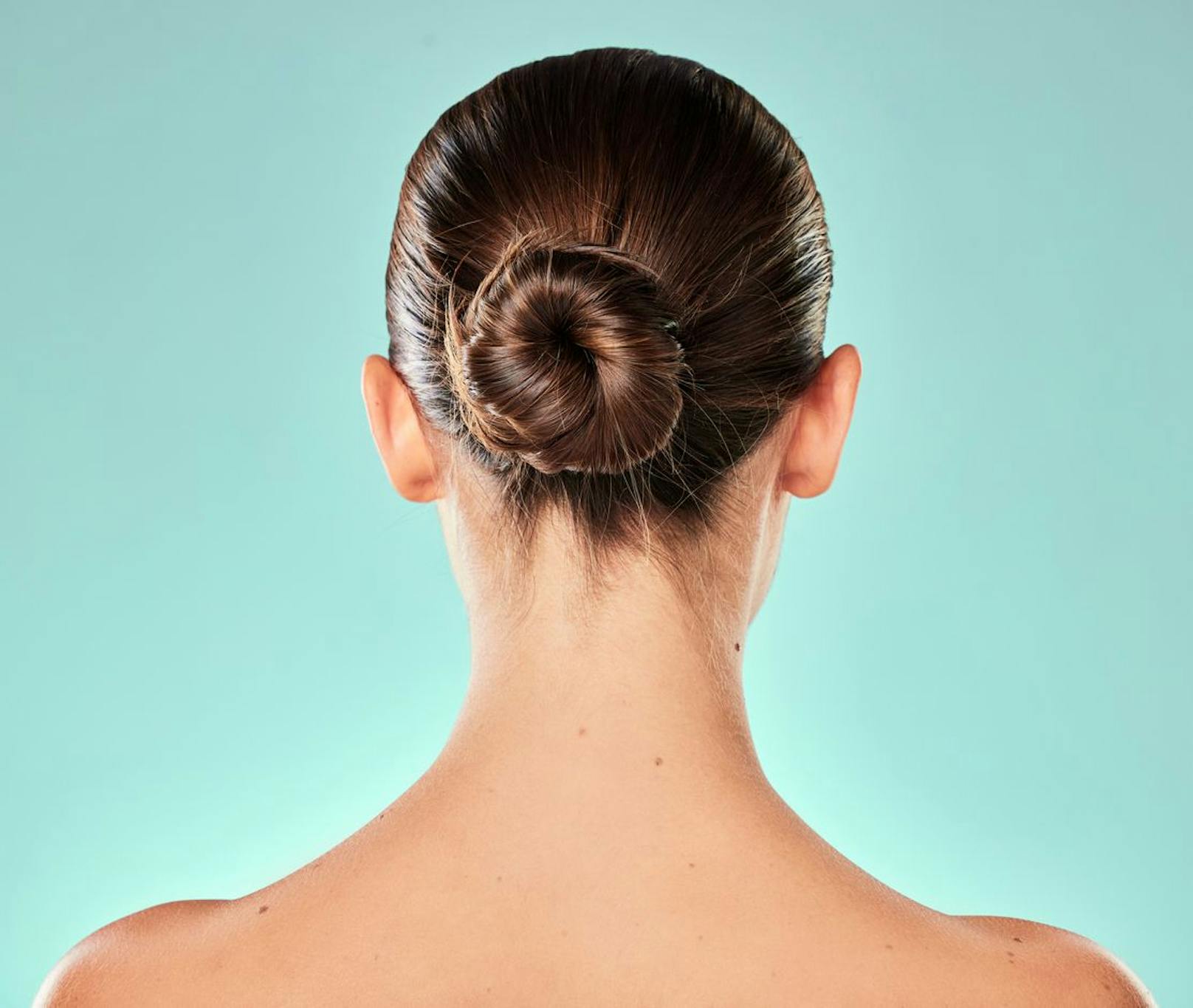 Eine weitere beliebte Frisur, die deine Haare allerdings nur ausdünnt wäre der typische Ballerina-Dutt. Ist er zu streng, führt er nicht nur zu ungewollten Kopfschmerzen, sondern auch zu einem möglichen Haarausfall. Setze lieber auf einen lockeren "Messy-Bun" für unterwegs. 