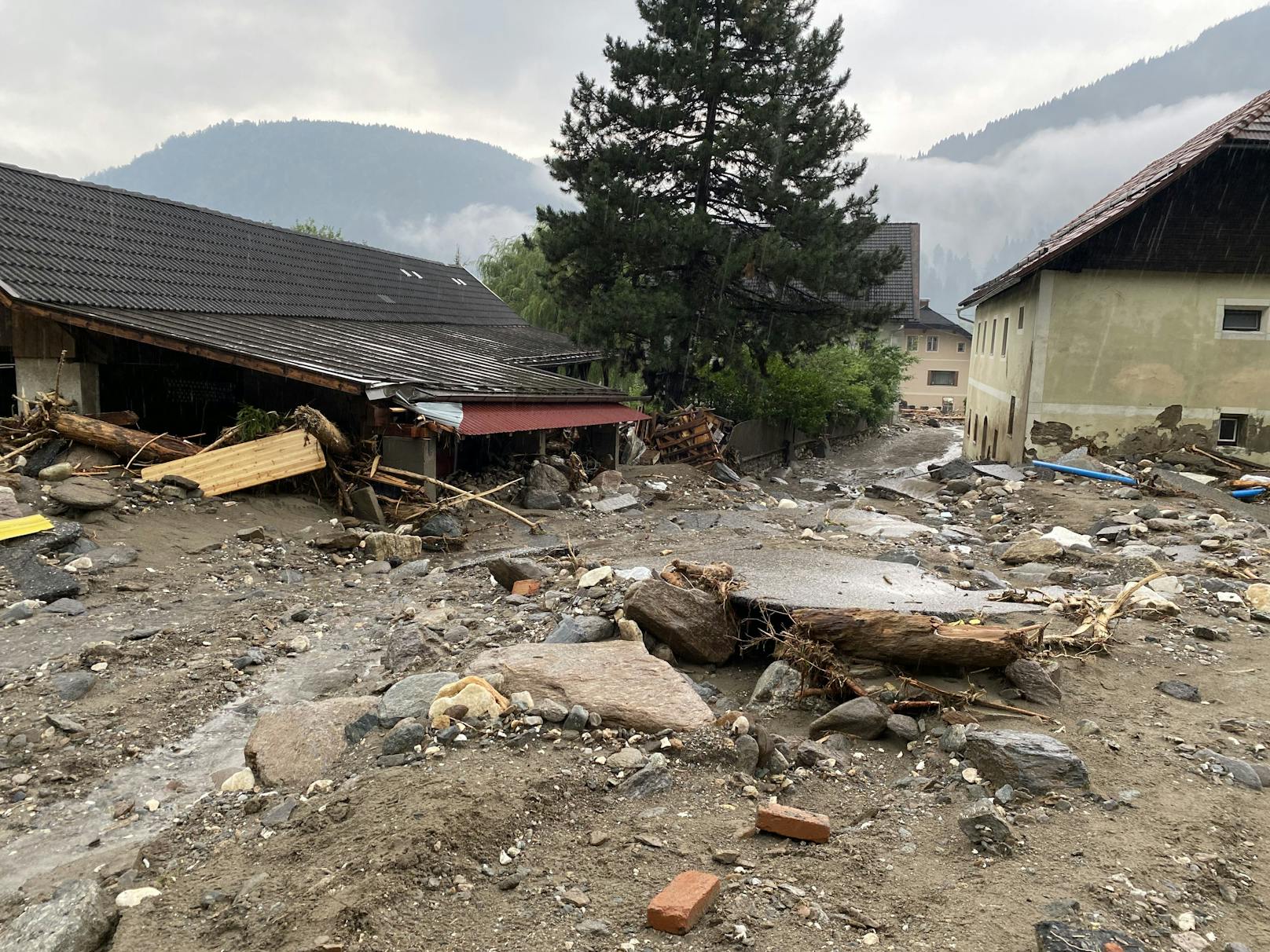 Schwere Hagel-Unwetter samt Starkregen haben in der Nacht auf Mittwoch massive Schäden in Kärnten angerichtet – nun wurde Zivilschutzalarm ausgegeben. 