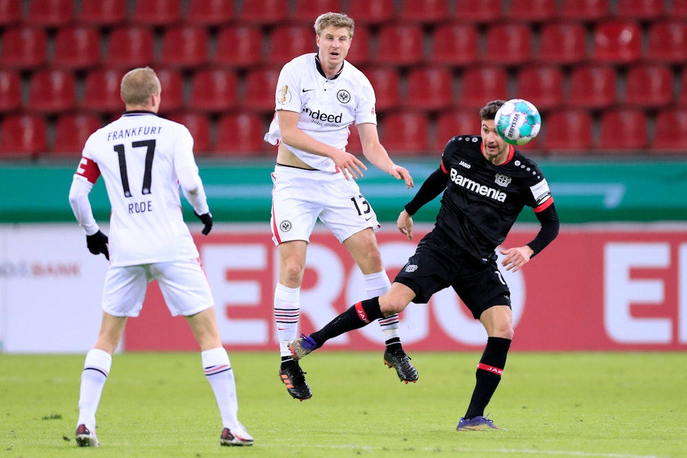 Martin Hinteregger (m.) im Duell mit Neuzugang Lucas Alario (r.). 