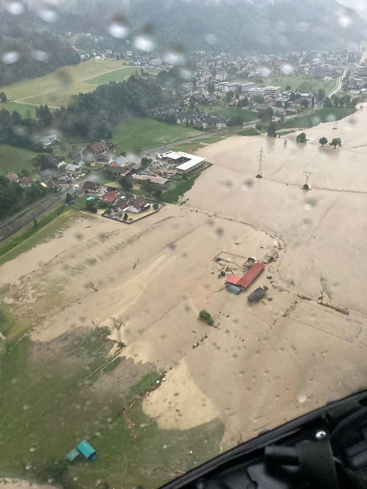 Heute.at - Neue Videos – ganze Orte von Wassermassen verschluckt