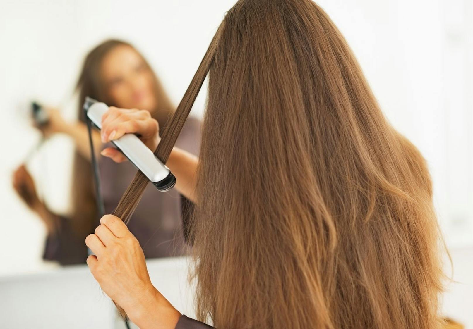 Auch das Glätten kann problematisch sein, wenn du deine Haare jeden Tag der Hitze aussetzt. Um deine Haarstruktur nicht weiter zu schwächen, solltest du dir am besten einfache Frisuren überlegen, die auch mit nicht geglättetem Haar gut aussehen. 
