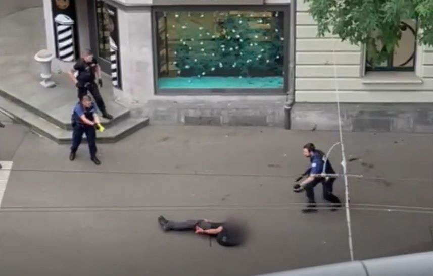 Der Mann war bewaffnet mit einem Beil auf die Beamten zugelaufen, weshalb ein Polizist den Taser einsetzte.