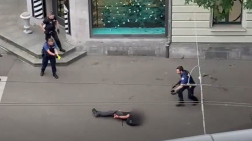 Der Mann war bewaffnet mit einem Beil auf die Beamten zugelaufen, weshalb ein Polizist den Taser einsetzte.