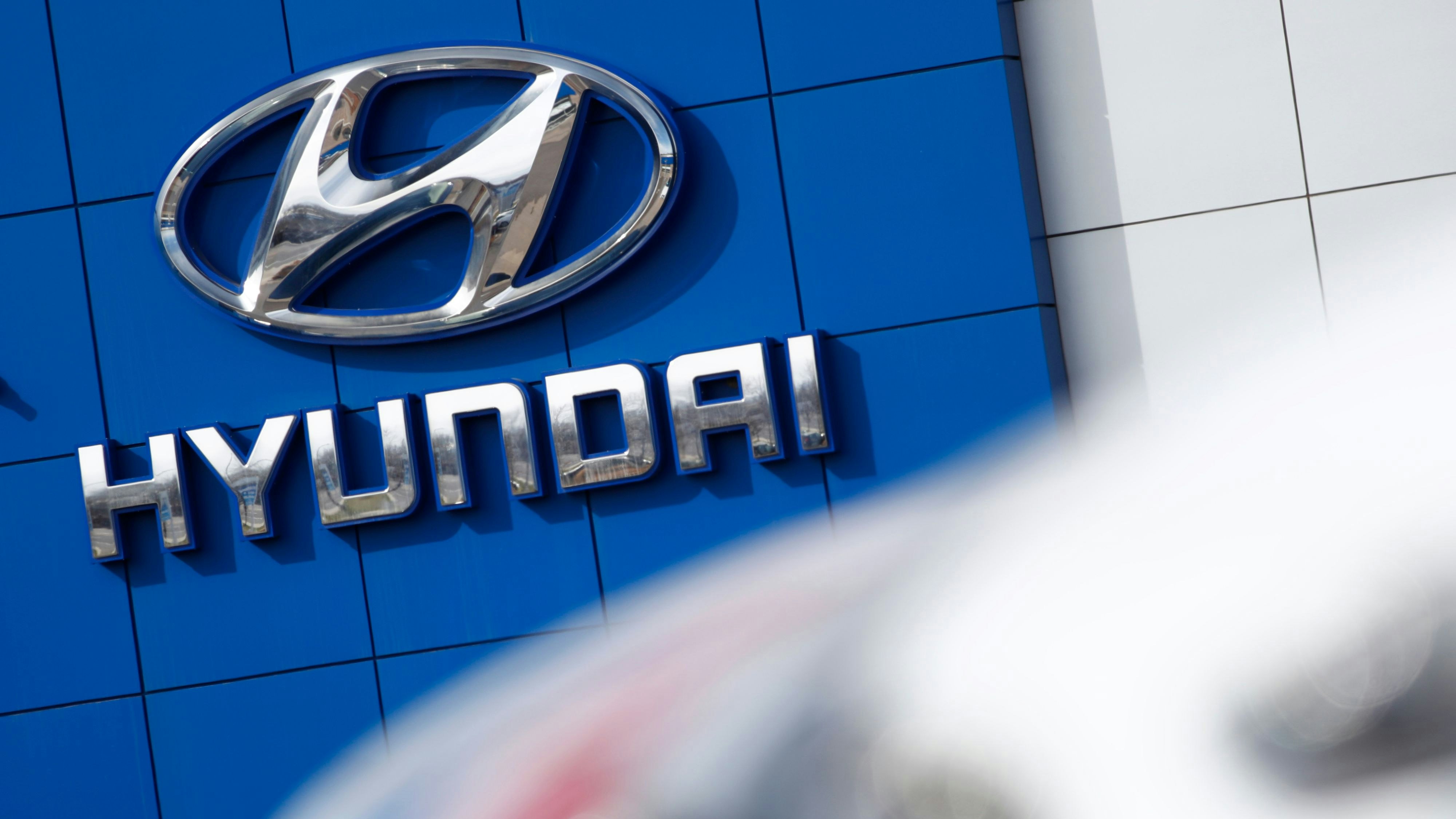 Download von www.picturedesk.com am 29.06.2022 (15:45).  FILE- In this April 15, 2018, file photo the company logo hangs on the side of a showroom as a long row of unsold 2018 Sonatas sits on a Hyundai dealer's lot in the south Denver suburb of Littleton, Colo. The annual survey by J.D. Power finds that buyers reported a record-low 93 problems per 100 vehicles during the first three months of ownership, four problems fewer than last year. The survey also found that Korean brands Genesis, Kia and Hyundai claimed the top three spots for the first time in new vehicle quality. (AP Photo/David Zalubowski, File) - 20180415_PD14147 - Rechteinfo: Rights Managed (RM)