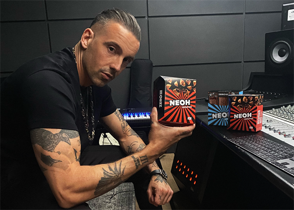 Eine Investition neben der Musik: Rapper RAF Camora kauft sich bei NEOH ein.