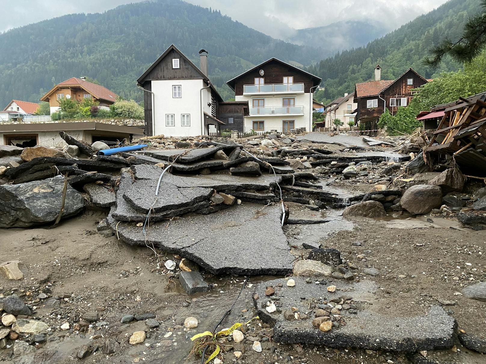 Schwere Hagel-Unwetter samt Starkregen haben in der Nacht auf Mittwoch massive Schäden in Kärnten angerichtet – nun wurde Zivilschutzalarm ausgegeben. 