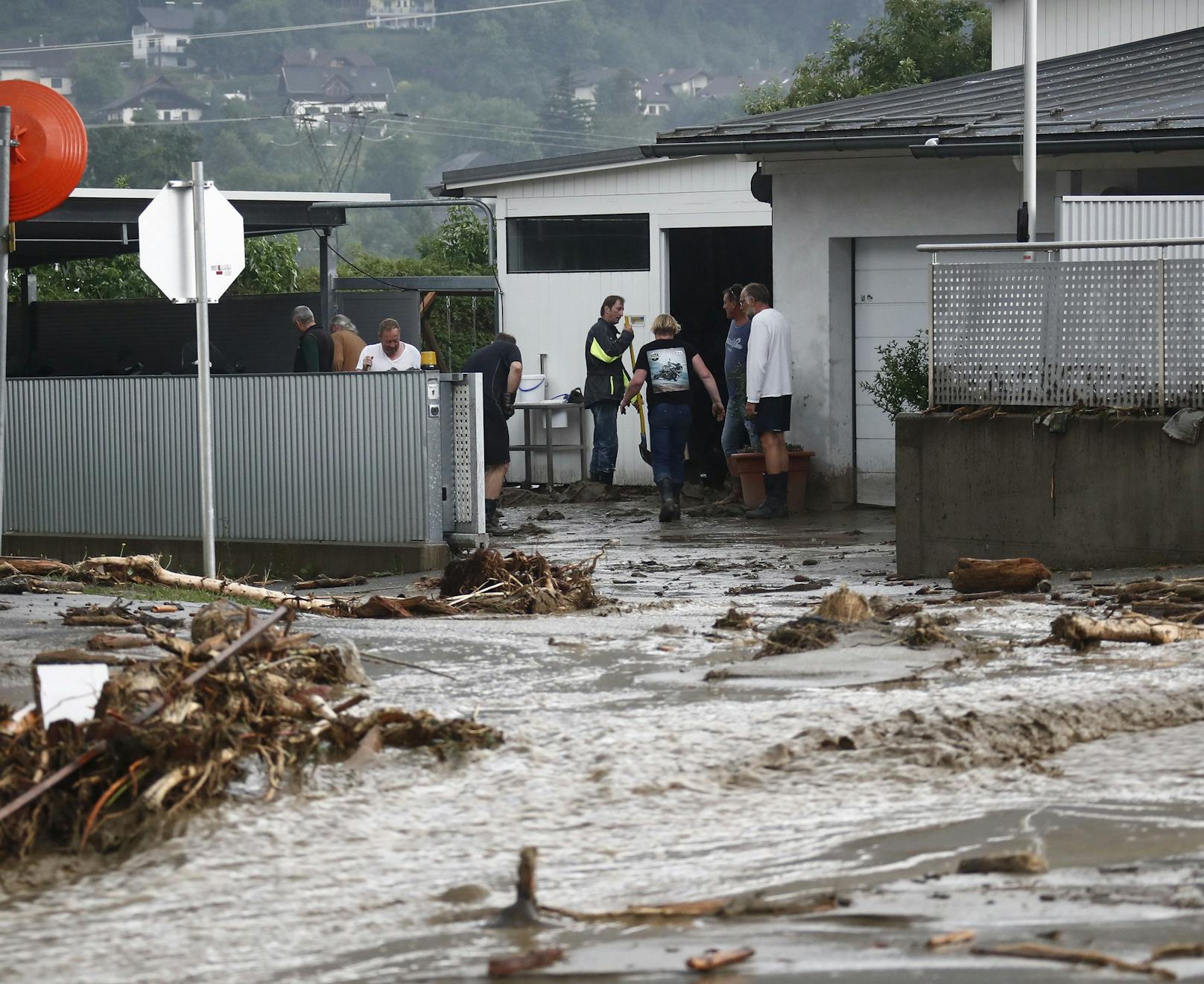 Schwere Hagel-Unwetter samt Starkregen haben in der Nacht auf Mittwoch massive Schäden in Kärnten angerichtet – nun wurde Zivilschutzalarm ausgegeben.