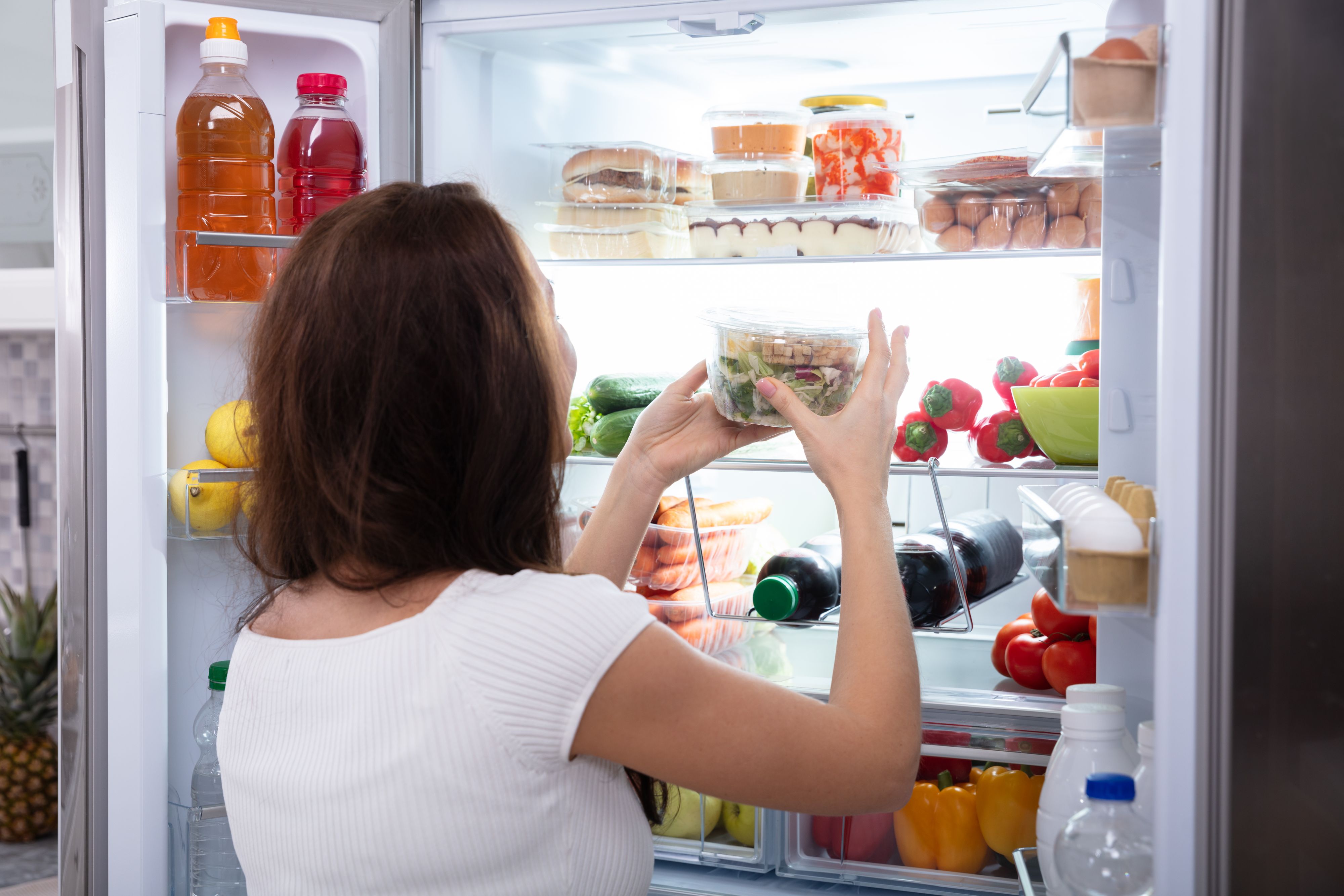 Salat gehört ins Gemüsefach, Fleisch sollte im Kühlschrank immer auf das unterste Glastablar.