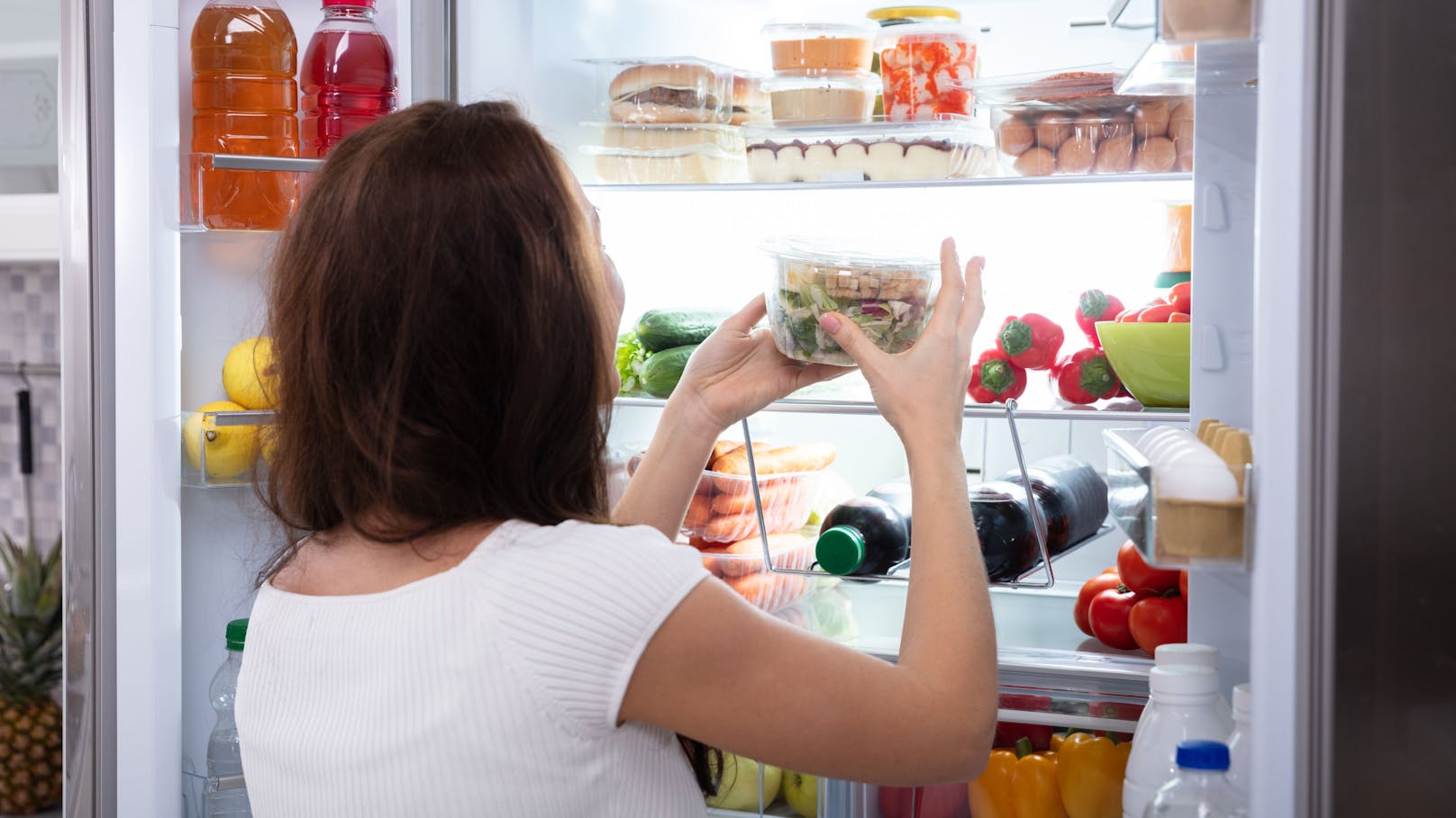 Salat gehört ins Gemüsefach, Fleisch sollte im Kühlschrank immer auf das unterste Glastablar.