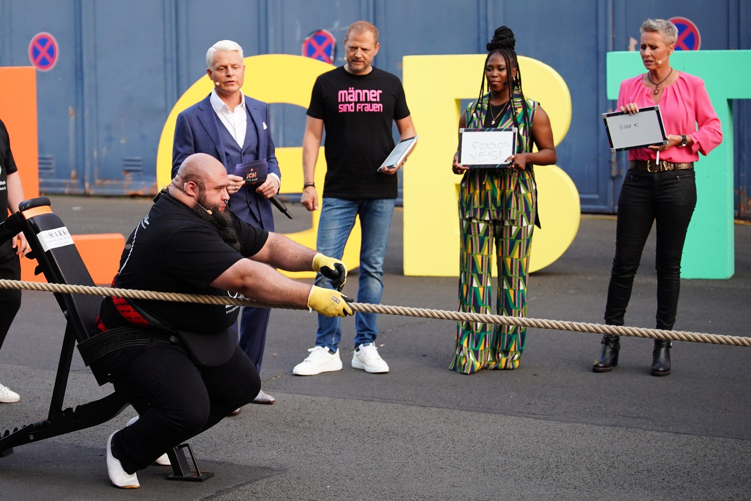 Kandidat Tobias Anthöfer (l.), Moderator Guido Cantz und Promi-Panell-Mitglieder Mario Barth (r.), Motsi Mabuse und Sonja Zietlow (r.) während der Rollstuhl-Zugmaschinen-Wette.&nbsp;