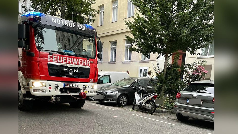 Weil die 44-Jährige begann, mit Gegenständen herumzuwerfen, kam es zu einem Polizeieinsatz