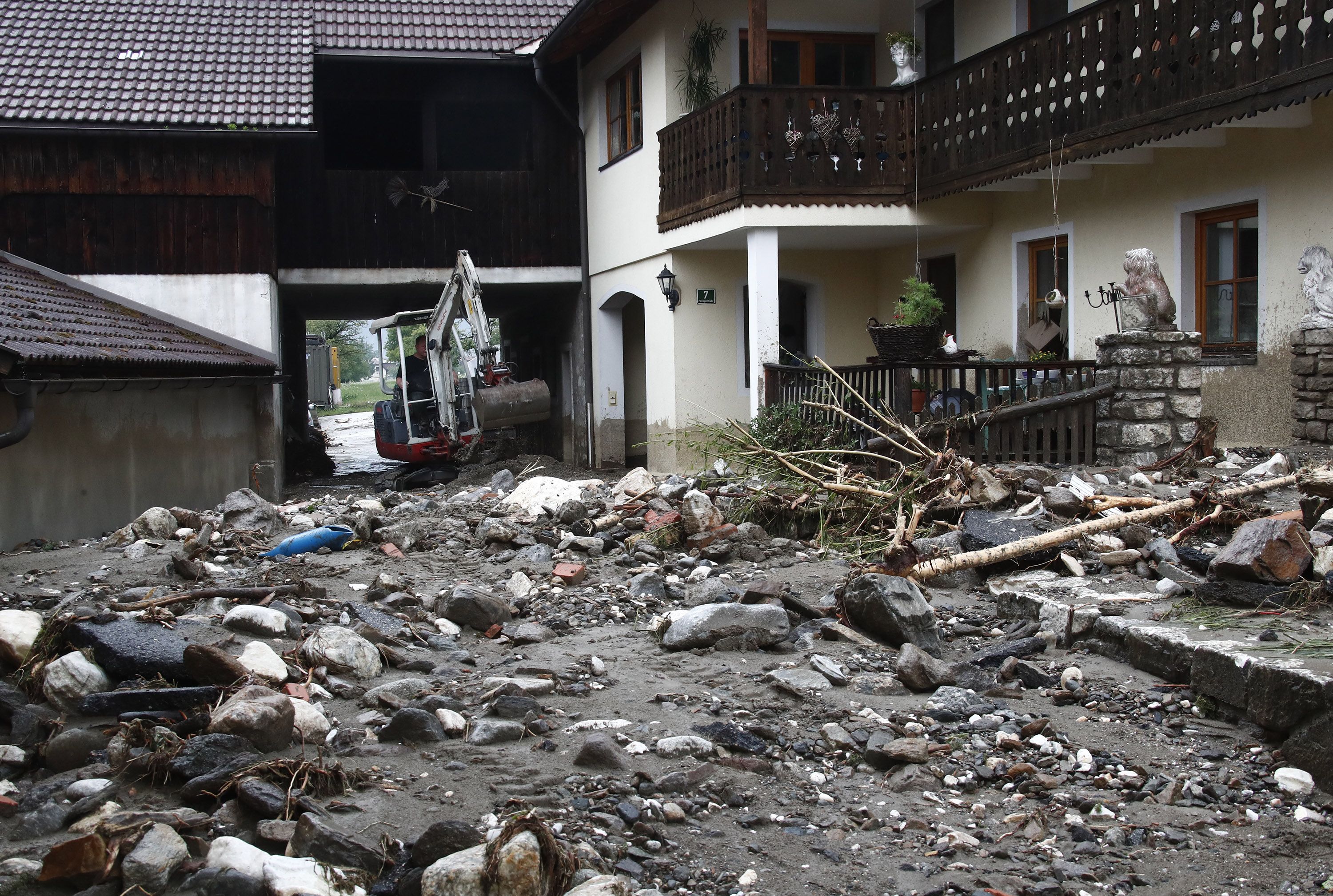 Download von www.picturedesk.com am 29.06.2022 (13:32).  ABD0041_20220629 - TREFFEN - ÖSTERREICH: ZU APA0061 VOM 29.6.2022 - Schwere Unwetter haben in der Nacht auf Mittwoch, 29. Juni 2022, ganze Ortschaften im Bezirk Villach-Land verwüstet. Bäche traten über die Ufer, Muren gingen ab und verschütteten die Häuer teils bis zum ersten Stock. Besonders betroffen war das Gegendtal: In Treffen am Ossiacher See und in der Gemeinde Arriach wurde noch in der Nacht eine Zivilschutzwarnung ausgegeben. Im Bild: Die Situation in Treffen. - FOTO: APA/GERT EGGENBERGER - 20220629_PD1485 - Rechteinfo: Rights Managed (RM)