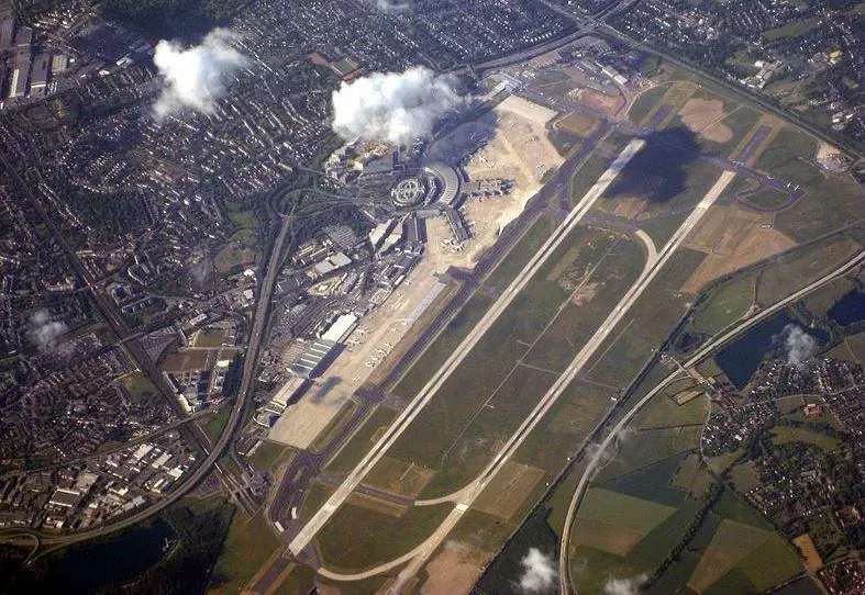 Unter anderem ist der Flughafen Düsseldorf betroffen.