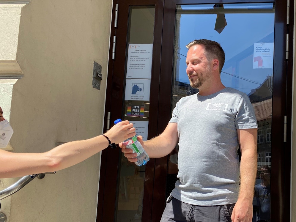 Die hohen Temperaturen machen Obdachlosen zu schaffen. Mitarbeiter von Obdach Wien verteilen deshalb Wasserflaschen vor Tageszentren.