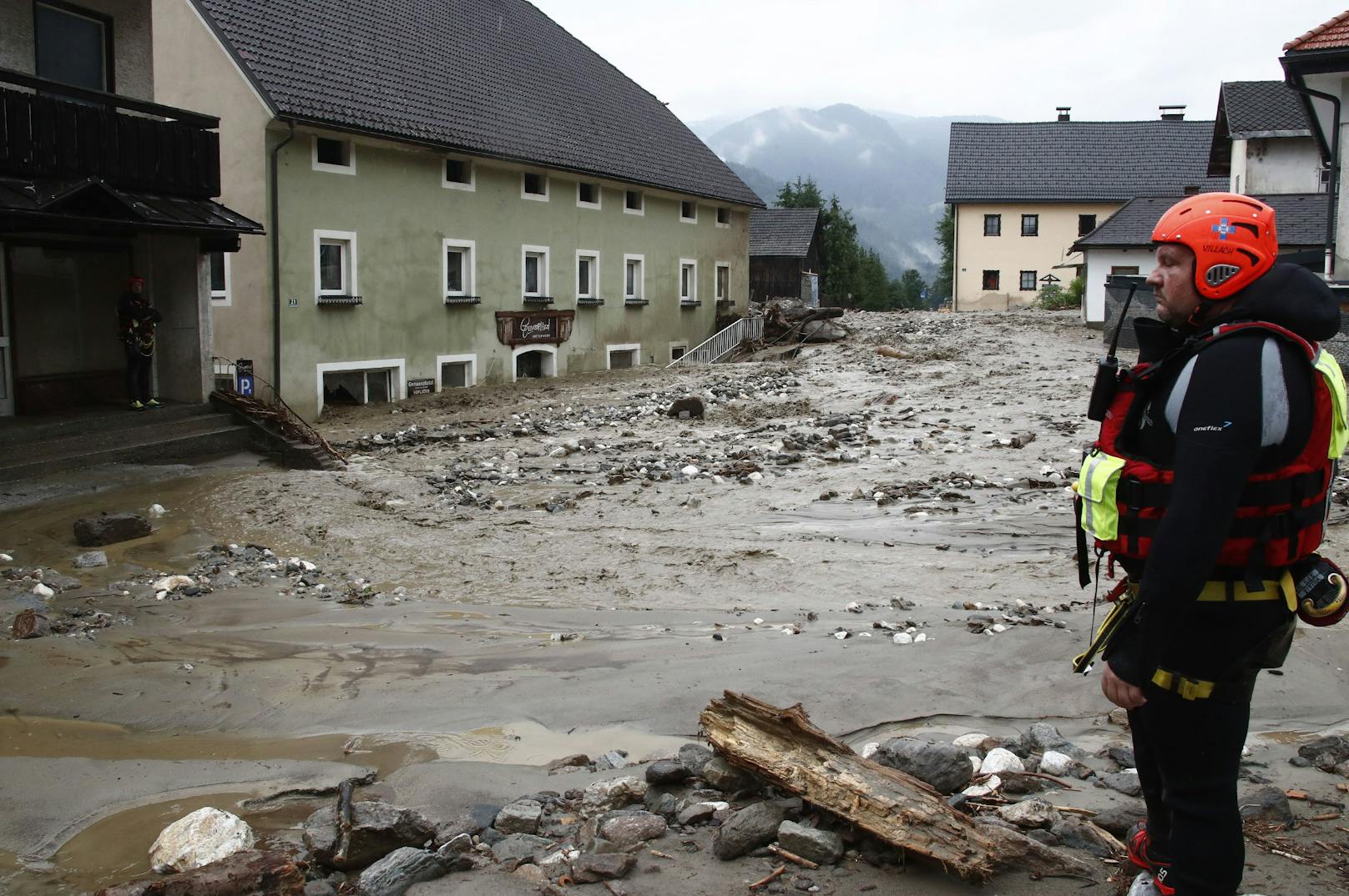 Schwere Hagel-Unwetter samt Starkregen haben in der Nacht auf Mittwoch massive Schäden in Kärnten angerichtet – nun wurde Zivilschutzalarm ausgegeben.