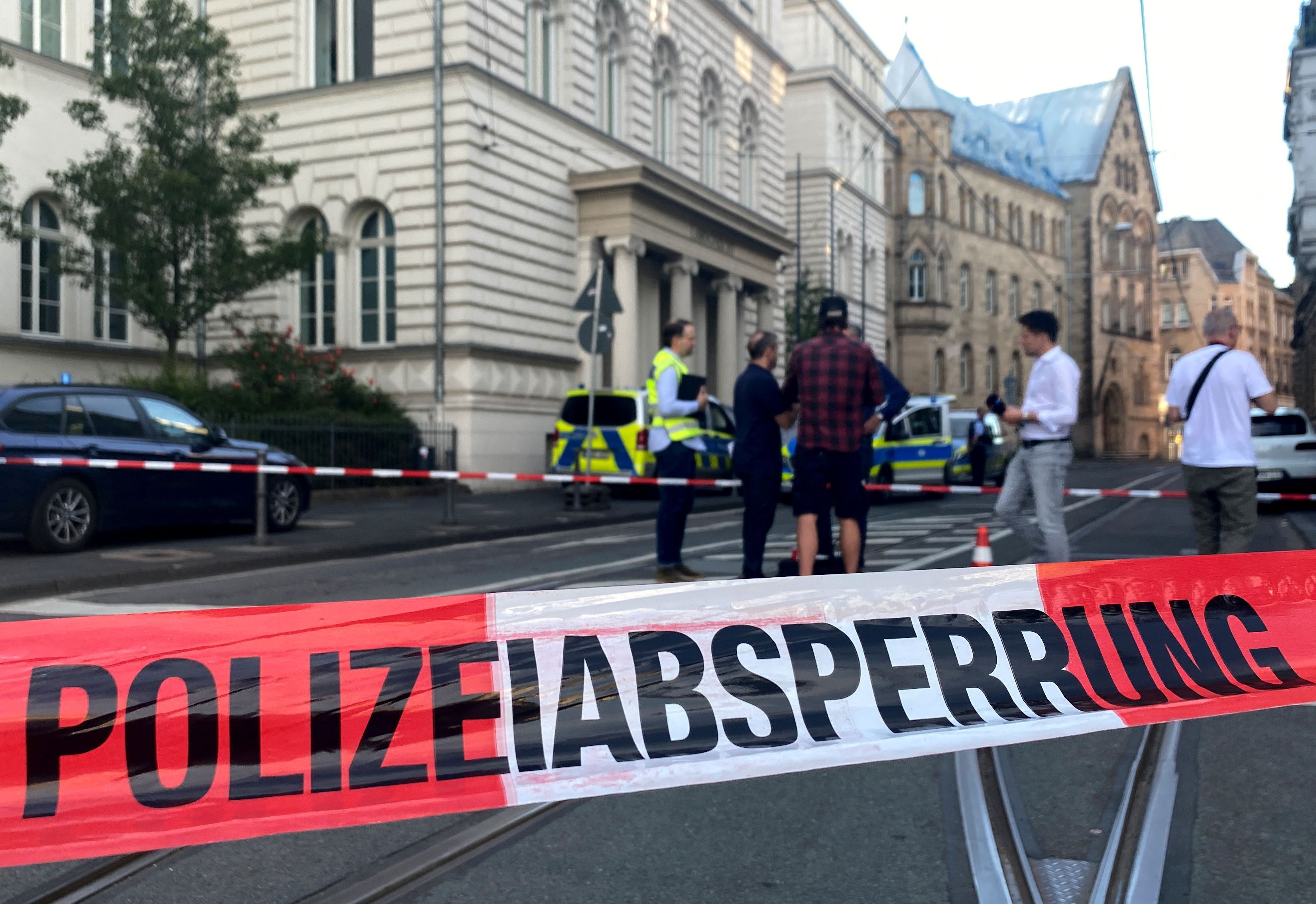 Vor dem&nbsp;Bonner Landgericht wurde am Dienstagabend ein abgetrennter Kopf abgelegt.