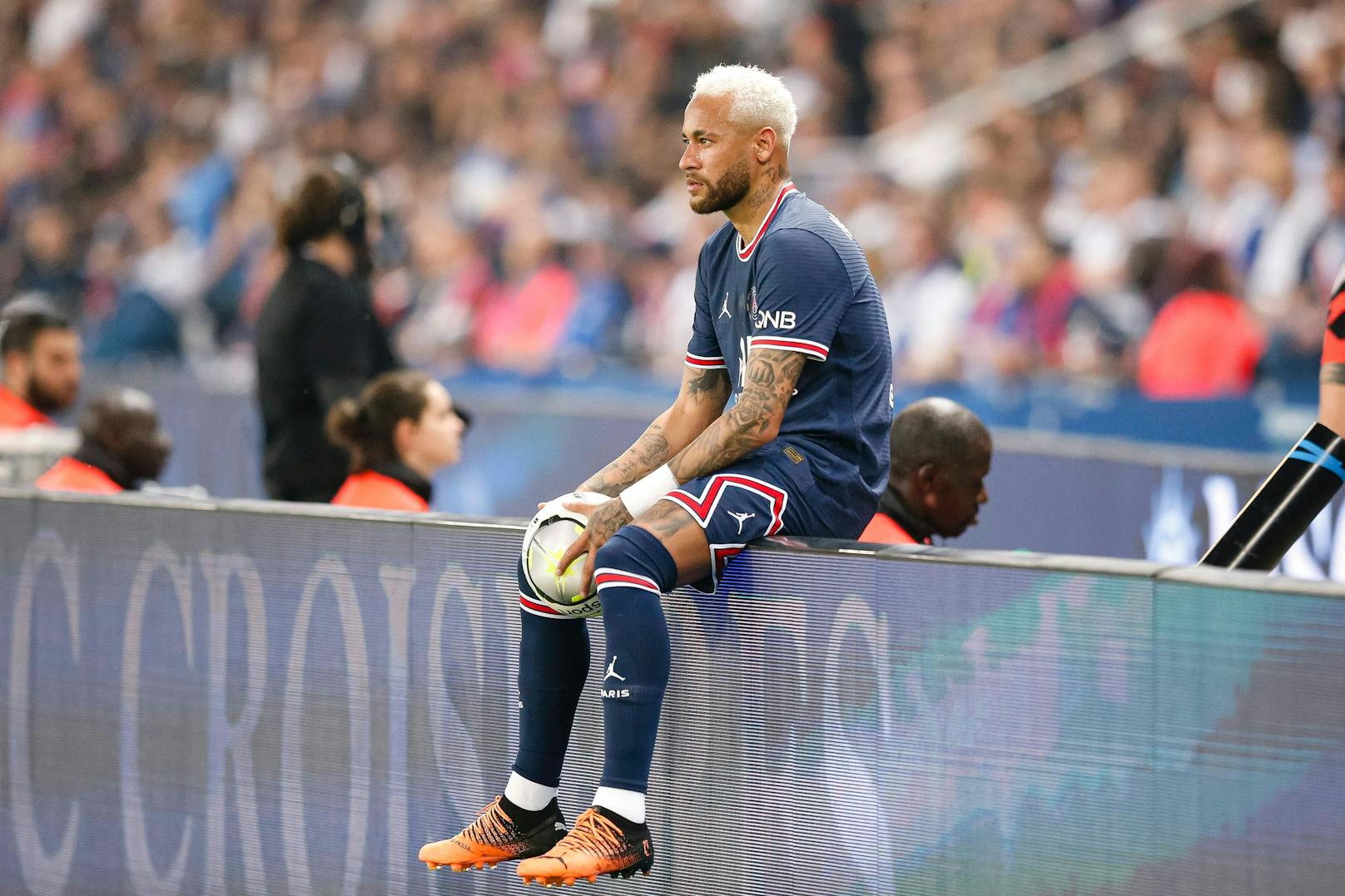 Superstar Neymar muss offenbar Paris St.-Germain verlassen. 