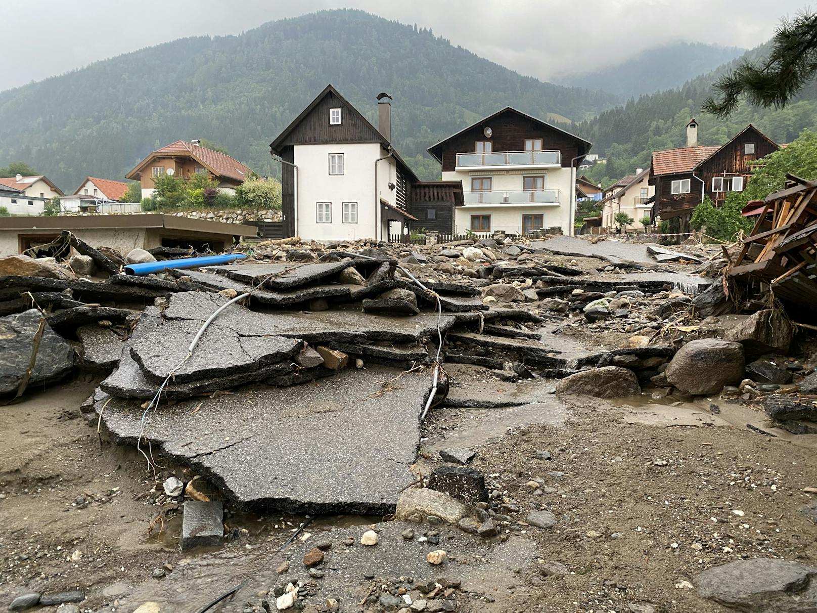Am Schlimmsten erwischte es Kärnten: Schwere Unwetter haben in der Nacht auf Mittwoch, 29. Juni 2022, ganze Ortschaften im Bezirk Villach-Land verwüstet. 