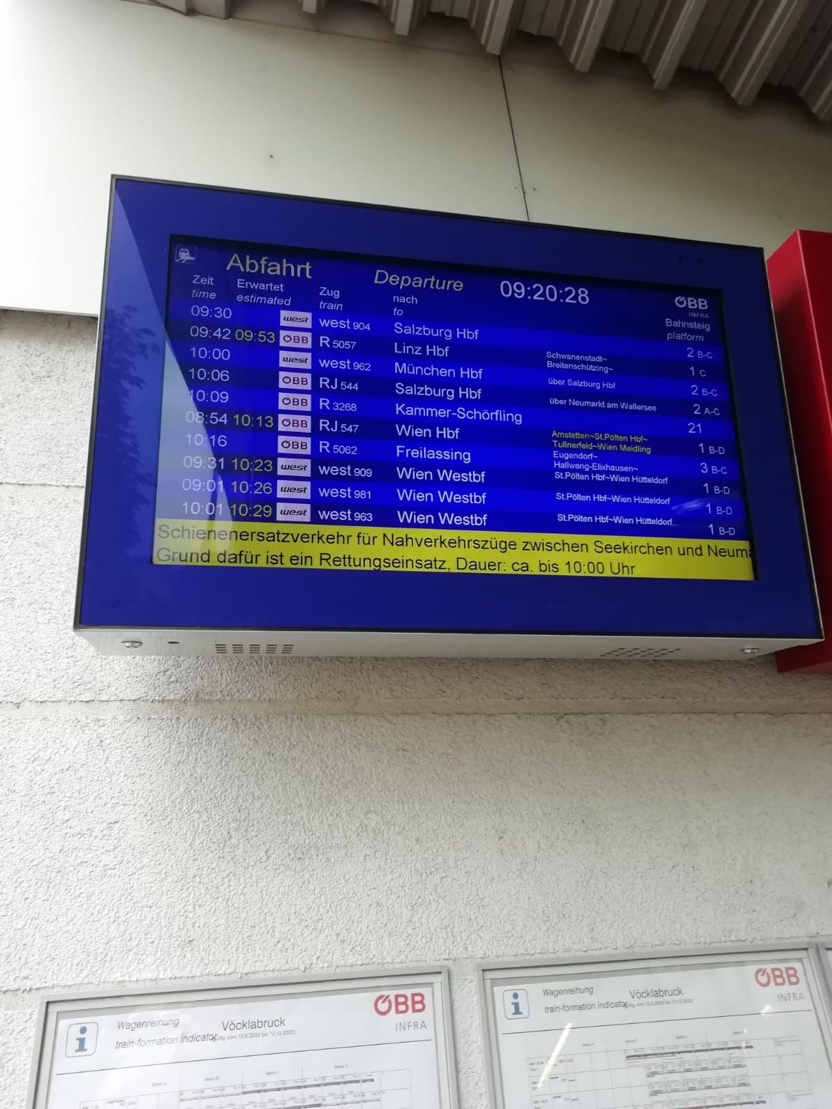 Die Anzeigetafel in Vöcklabruck zeigte an, dass es einen Schienenersatzverkehr gibt. 