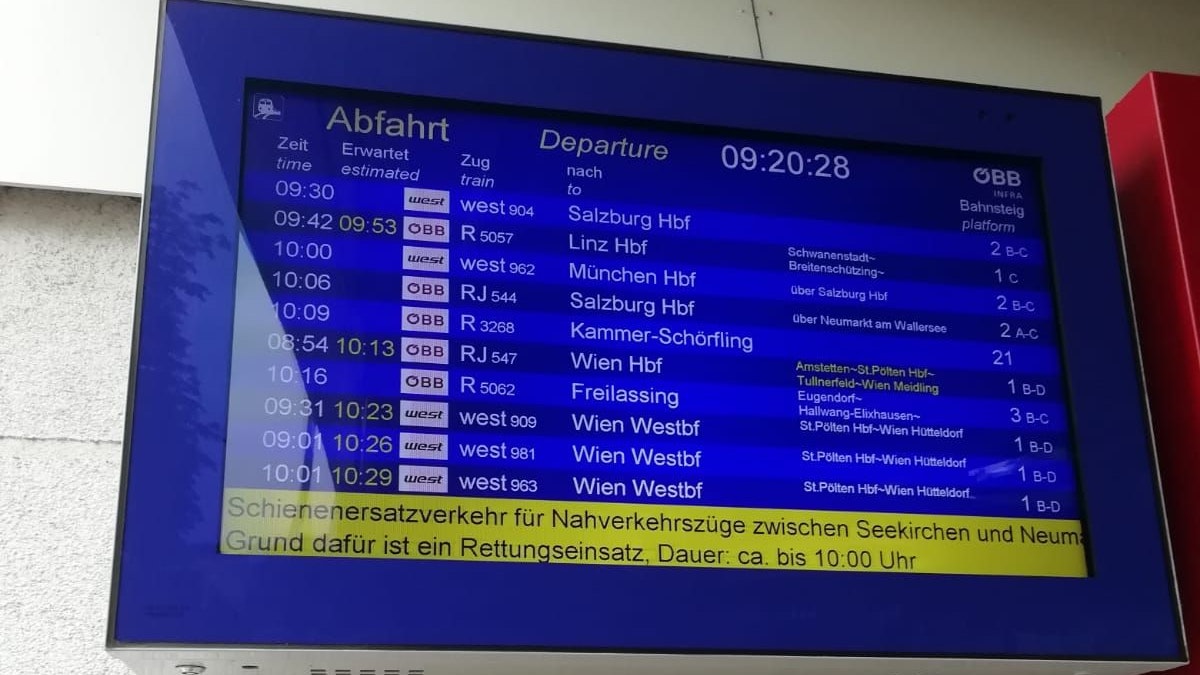 Die Anzeigetafel in Vöcklabruck zeigte an, dass es einen Schienenersatzverkehr gibt. 