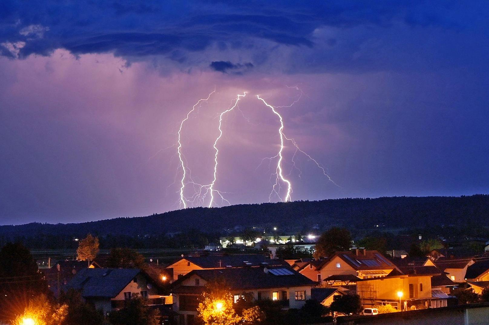 Blitzentladungen bei einem Gewitter über Braunau in der Nacht auf 28. Juni 2022.