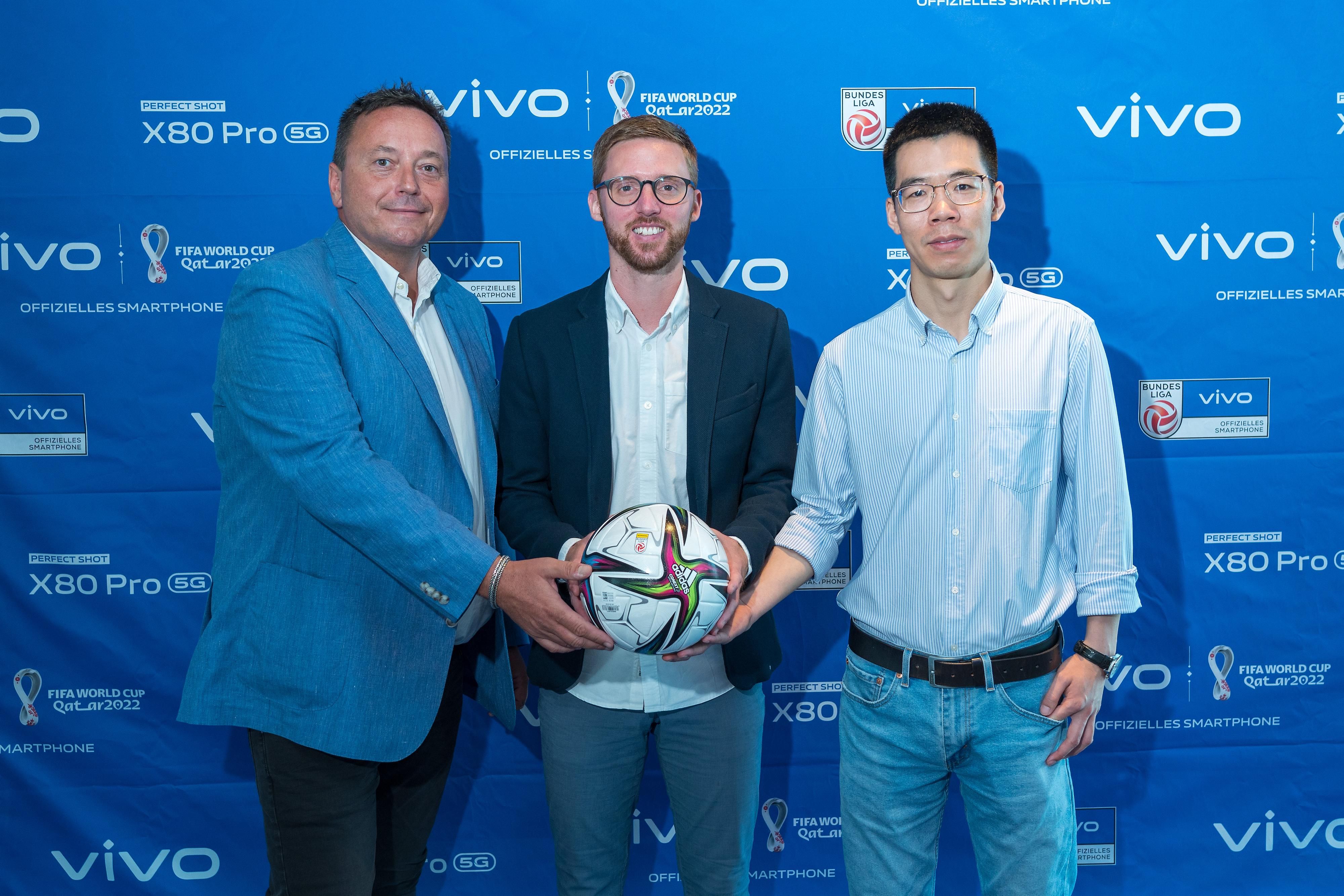 Vicepresident vivo Österreich und Schweiz Martin Wallner, Vorstand Spielbetrieb der Bundesliga David Reisenauer, CEO vivo Österreich und Schweiz Tyler Tian