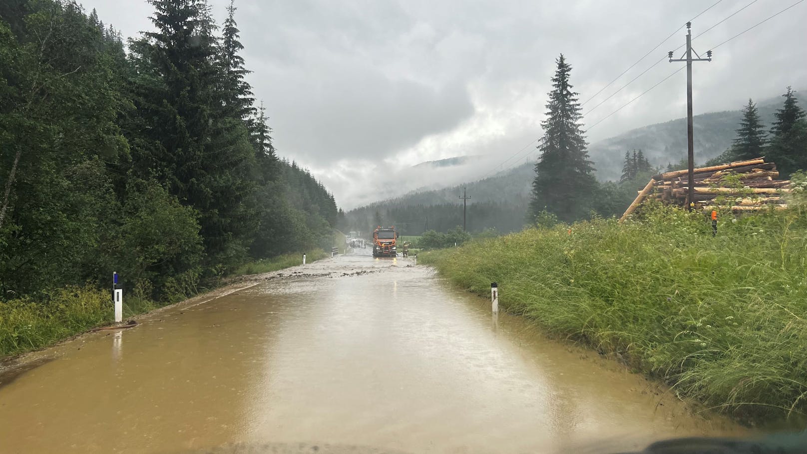 Überflutungen nach Unwettern im Bezirk Tamsweg.