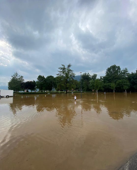 Komplett überschwemmt: Das Campingbad Ossiacher See musste geräumt werden.