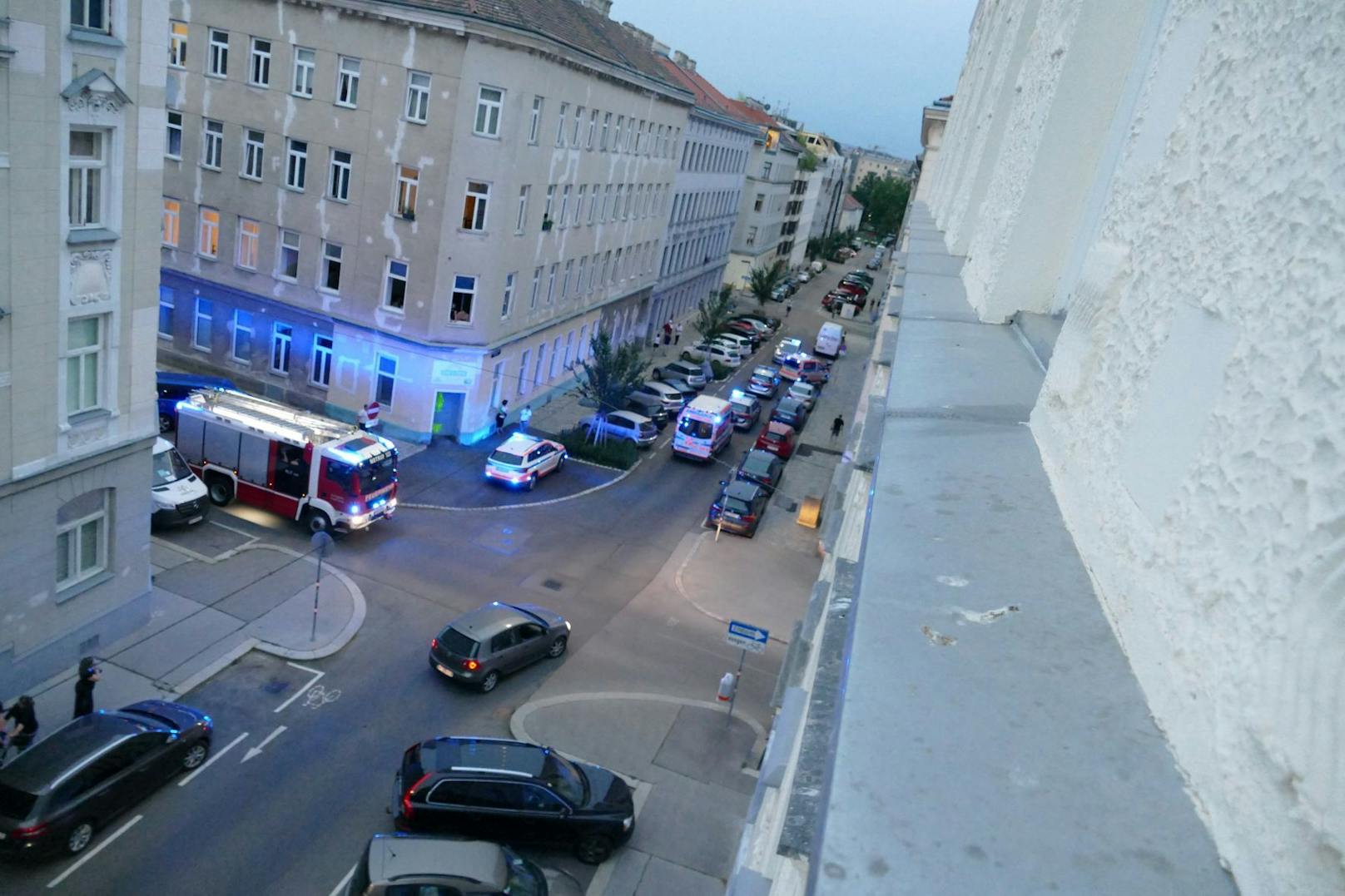 Berufsfeuerwehr, -rettung und die LPD Wien waren vor Ort.