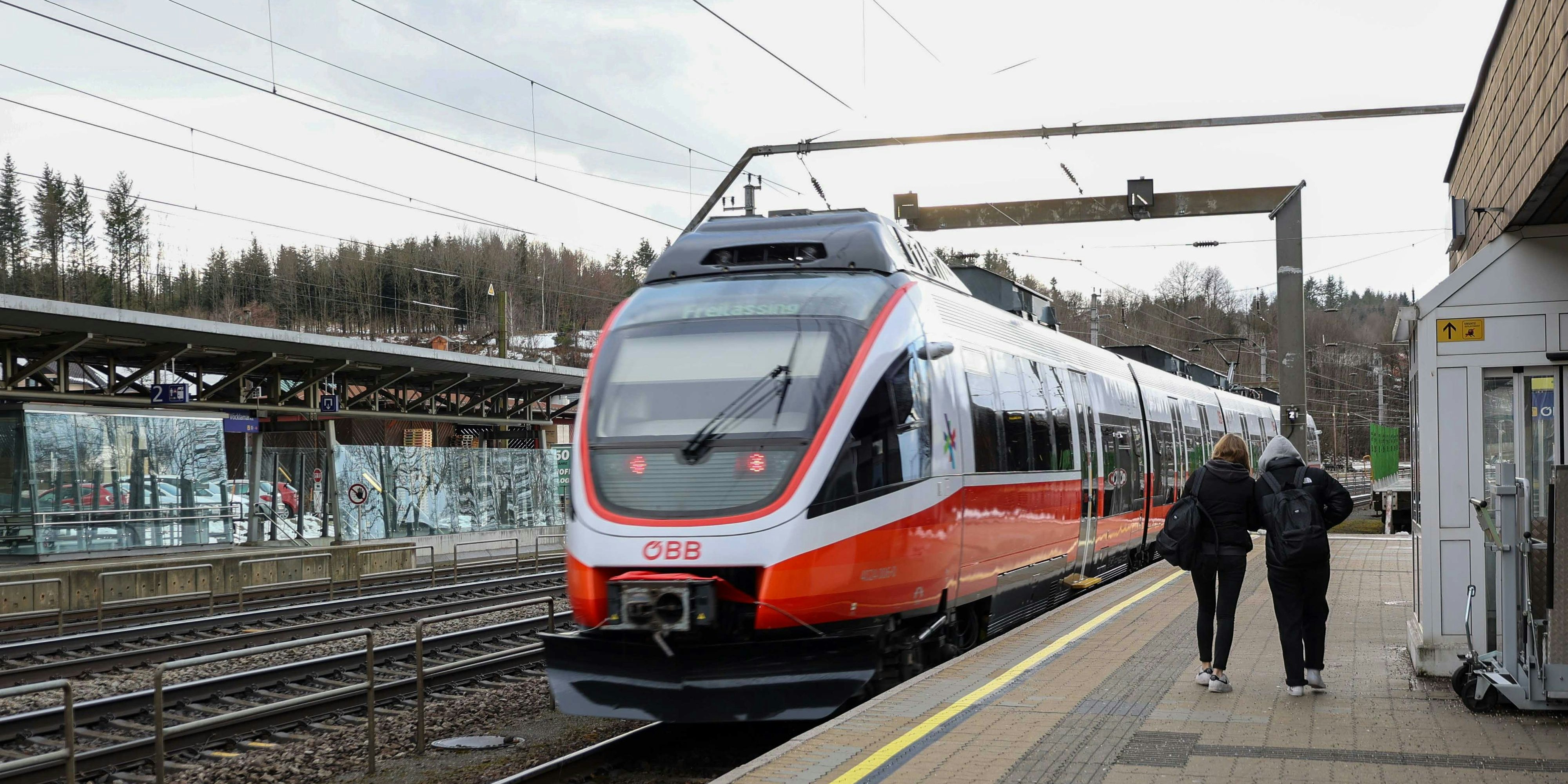 In dem ÖBB-Waggon befanden sich auch aggressive Fahrgäste, weswegen der Zug einen außerplanmäßigen Halt machen musste. (Symbolbild)