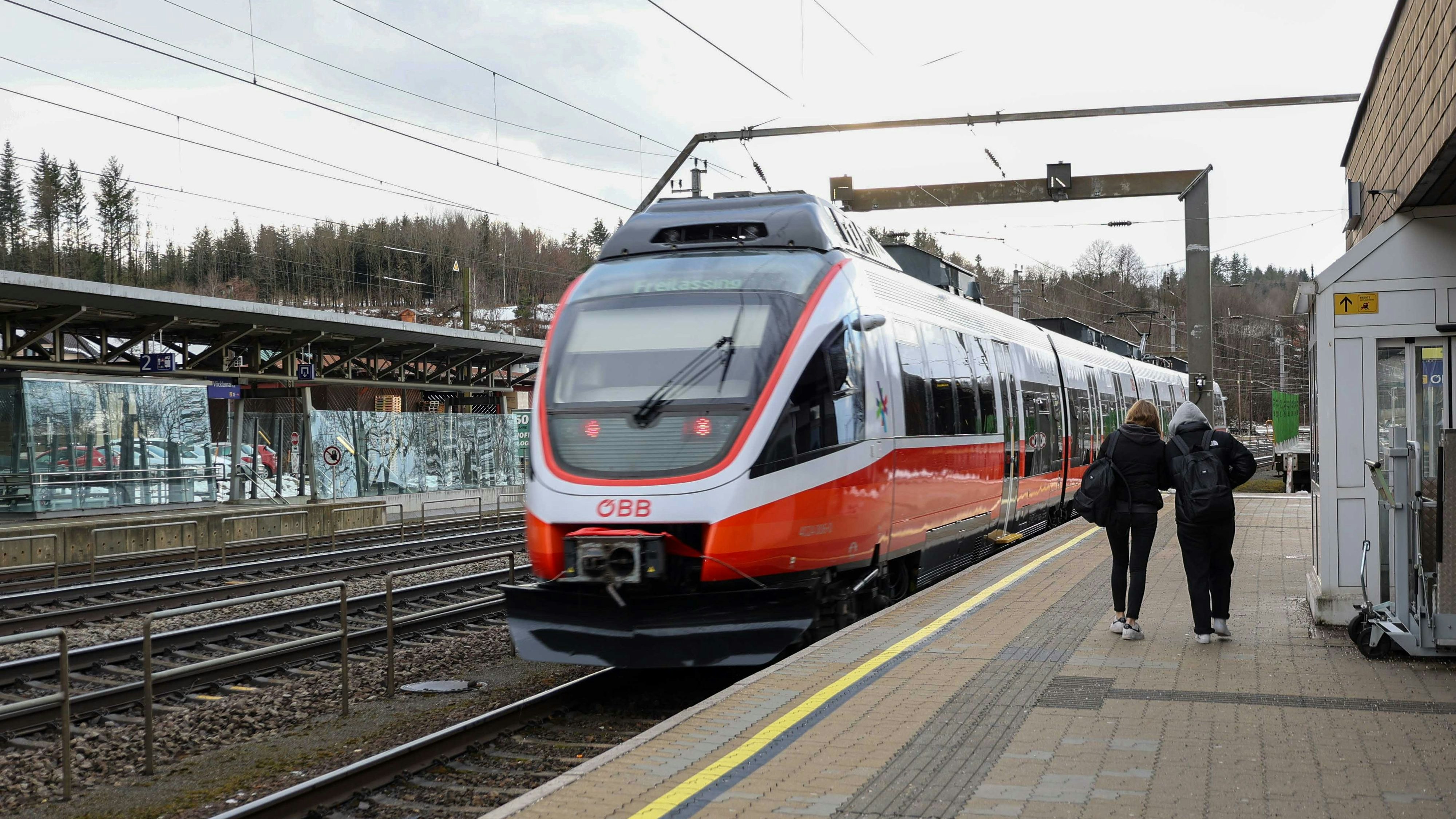 In dem ÖBB-Waggon befanden sich auch aggressive Fahrgäste, weswegen der Zug einen außerplanmäßigen Halt machen musste. (Symbolbild)