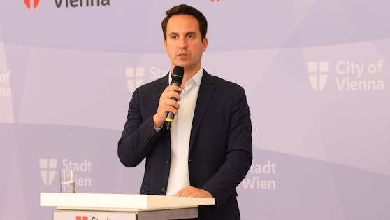 Bildungsstadtrat Christoph Wiederkehr (Neos) kündigt kostenlose Sommerdeutschkurse für ukrainische Schüler an.