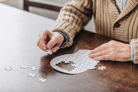 Durch das Absterben von Nervenzellen im Gehirn werden Menschen mit Alzheimer zunehmend vergesslich, verwirrt und orientierungslos.