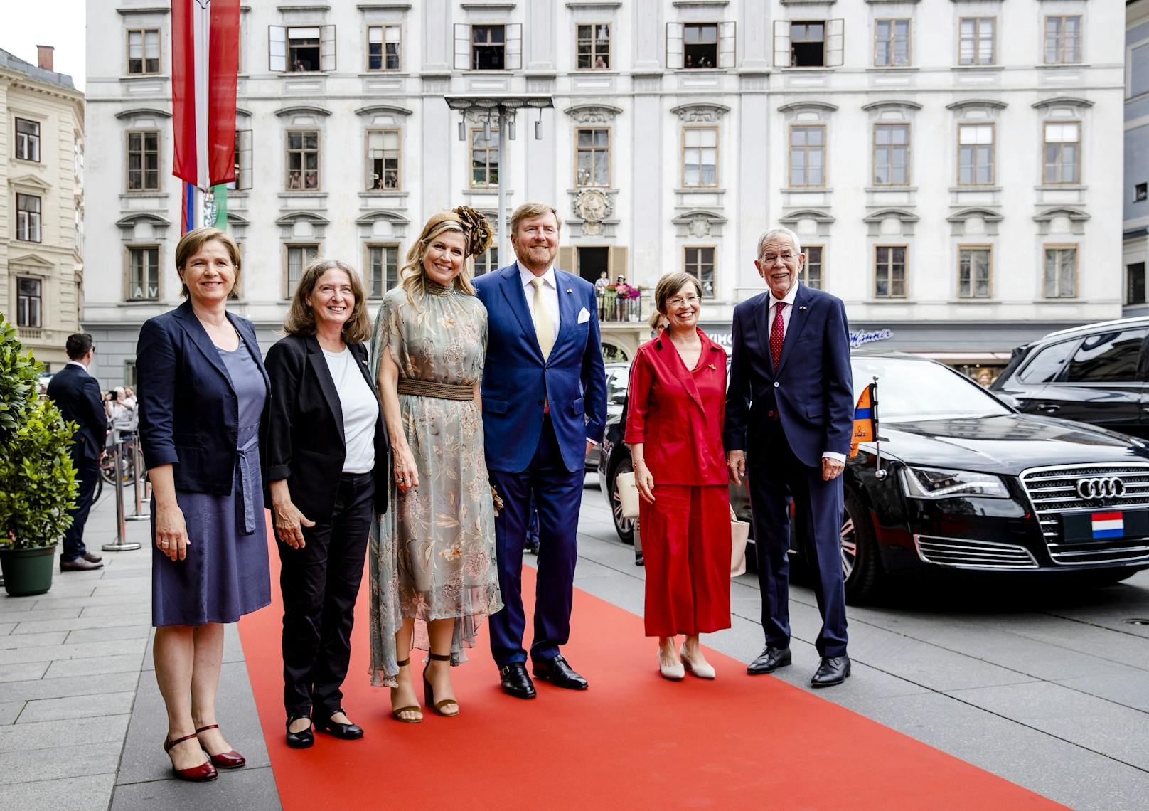 König Willem-Alexander, Königin Maxima, Bundespräsident Alexander Van der Bellen und seine Frau Doris Schmidauer – die dunkle Limousine (re.) fuhr hinterher.