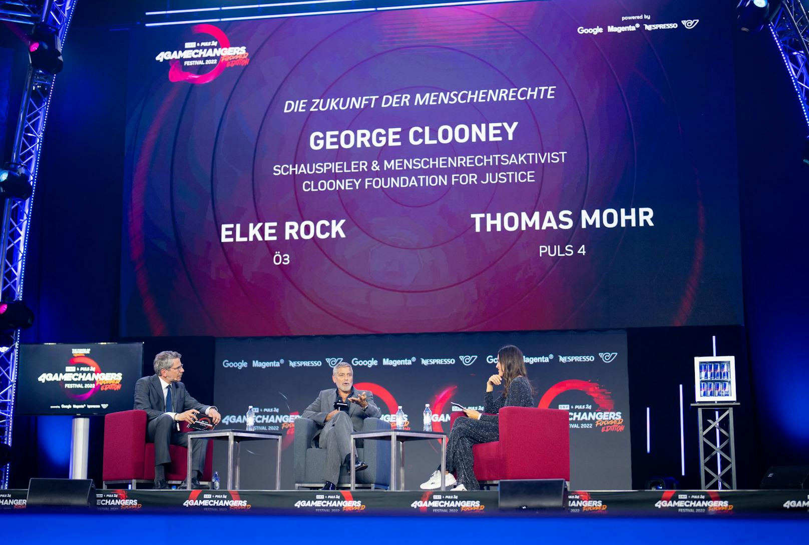 Thomas Mohr (PULS 4), Schauspieler und Menschenrechtsaktivist George Clooney und Elke Rock (Ö3) am Donnerstag, 30. Juni 2022, im Rahmen eines Interviews anl. dem "4GAMECHANGERS Festival 2022" in Wien.&nbsp;