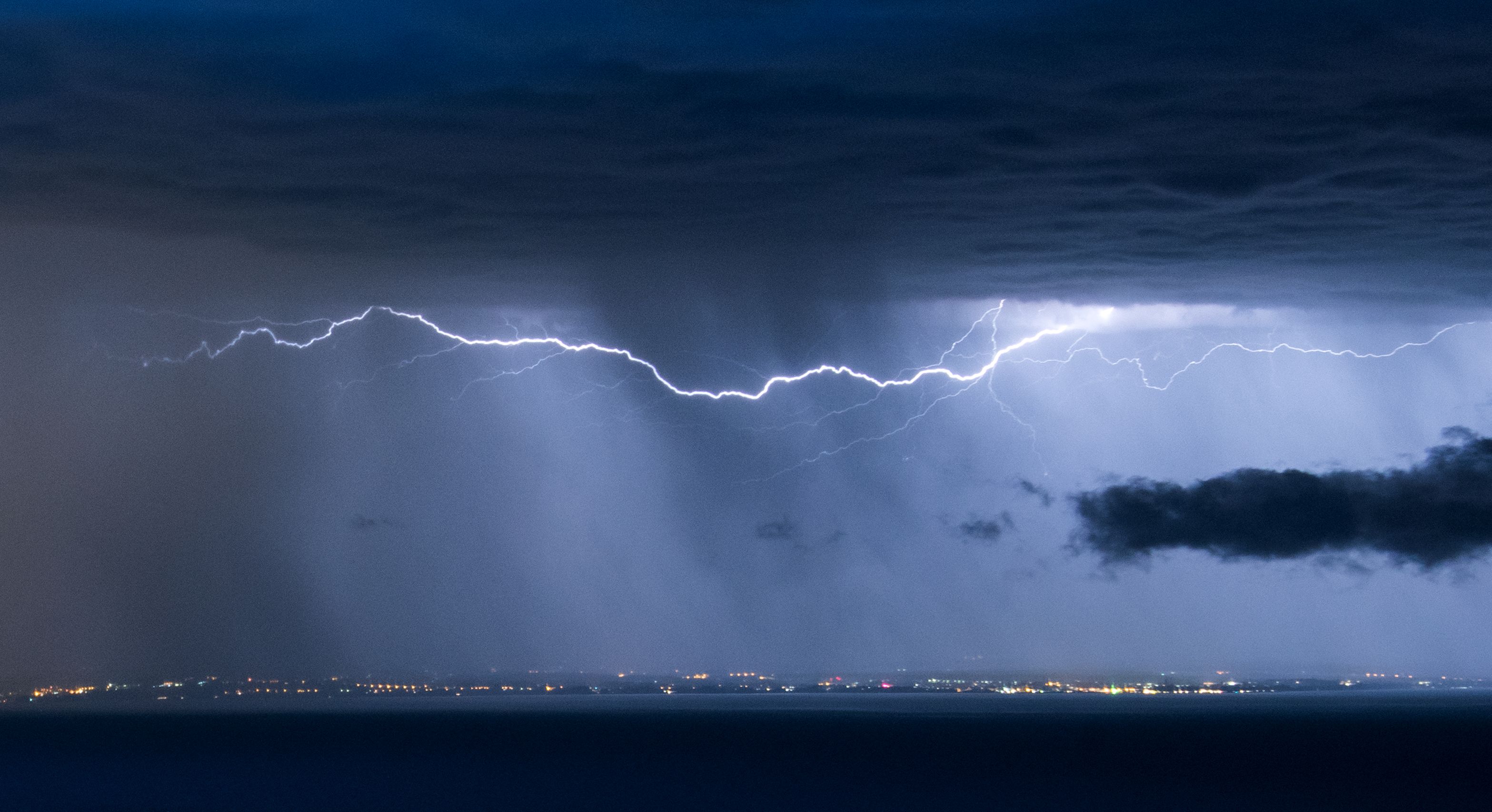 Blitzgewitter über dem Bodensee im Dreiländereck Deutschland, Schweiz und Österreich. Archivbild.